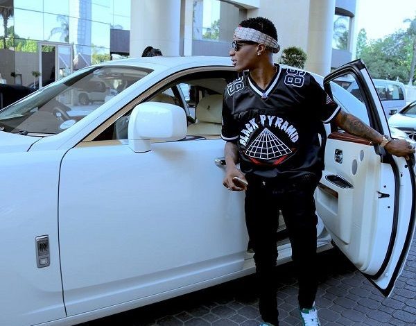 Wizkid shares $100 bills to fans on the street in celebration of 32nd birthday 