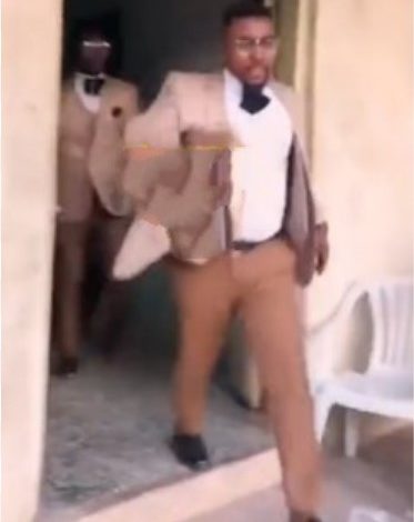 Groom Angrily Storms Out Of Wedding Venue In Anger After Guests Gave Him N50 Notes While Dancing