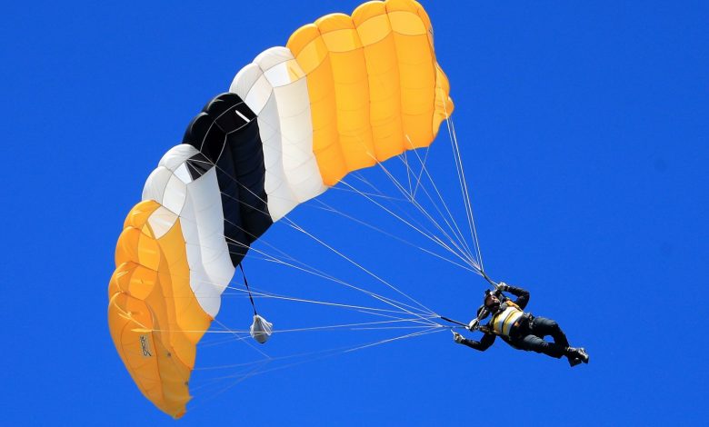HOW TO COPE WITH A DOUBLE PARACHUTE FAILURE