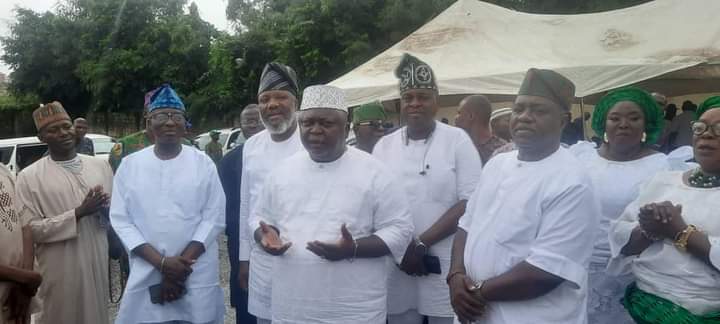 2023 polls: Ogun PDP goes spiritual, clerics, candidates pray inside rain