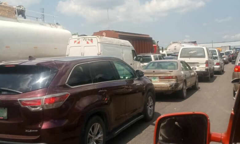 Lagos-Ibadan traffic: Motorcyclists, motorists on one-way compound gridlock