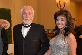 Wanda Miller Rogers' biography: what is known about Kenny Rogers’ wife?