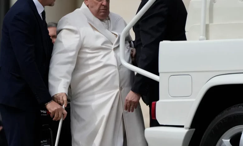 Pope returns to Vatican after brief hospital visit