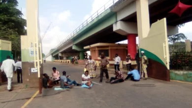 Oyo workers block secretariat gate, ask palliatives