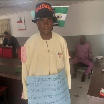 ‘I’ll not keep quiet’ – Akwa Ibom man stages lone protest over hardship in Nigeria